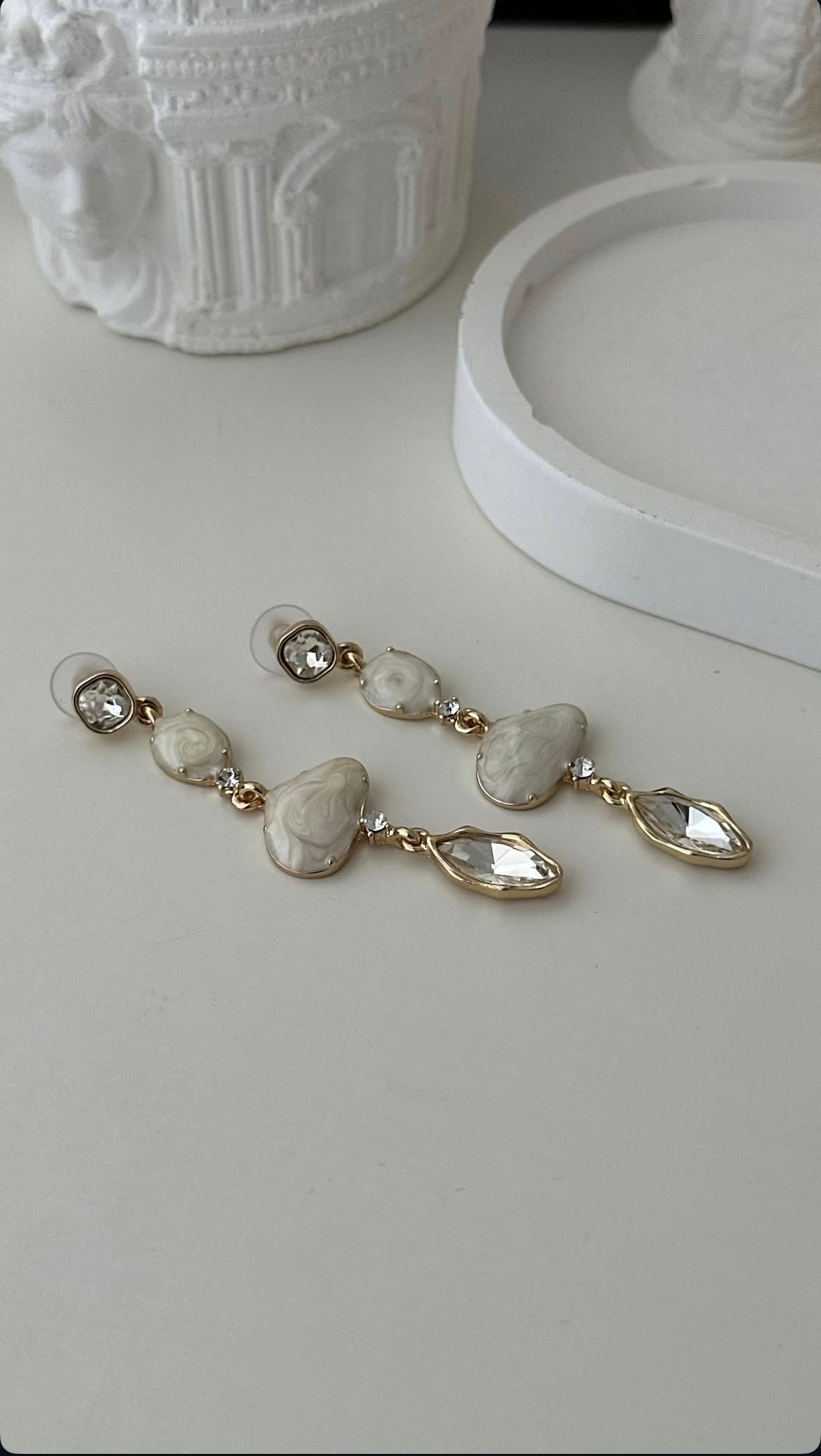 Barok İnci Detaylı Kristal Sallantılı Küpe