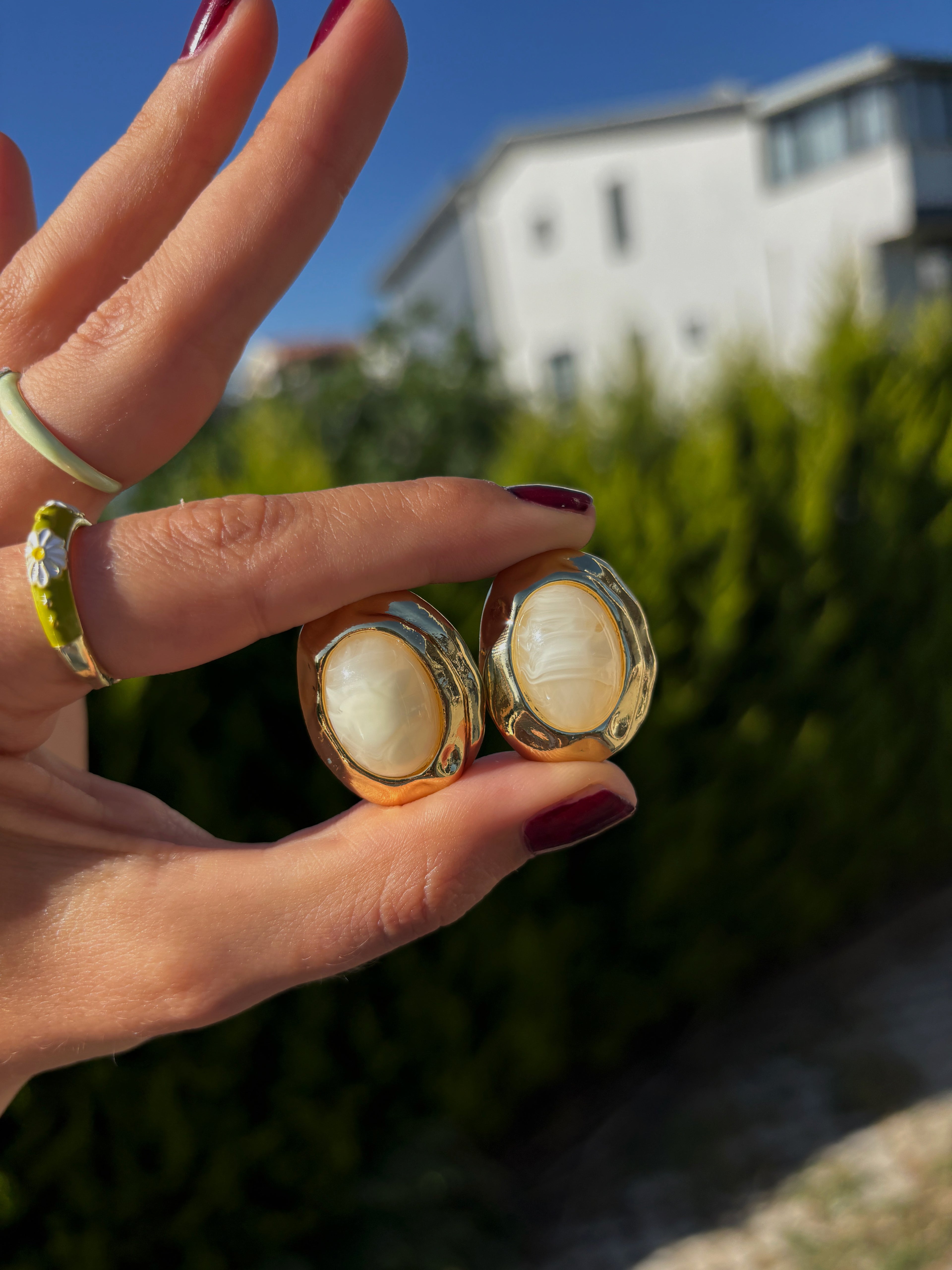 Oval Sedef Detaylı Gold Küpe