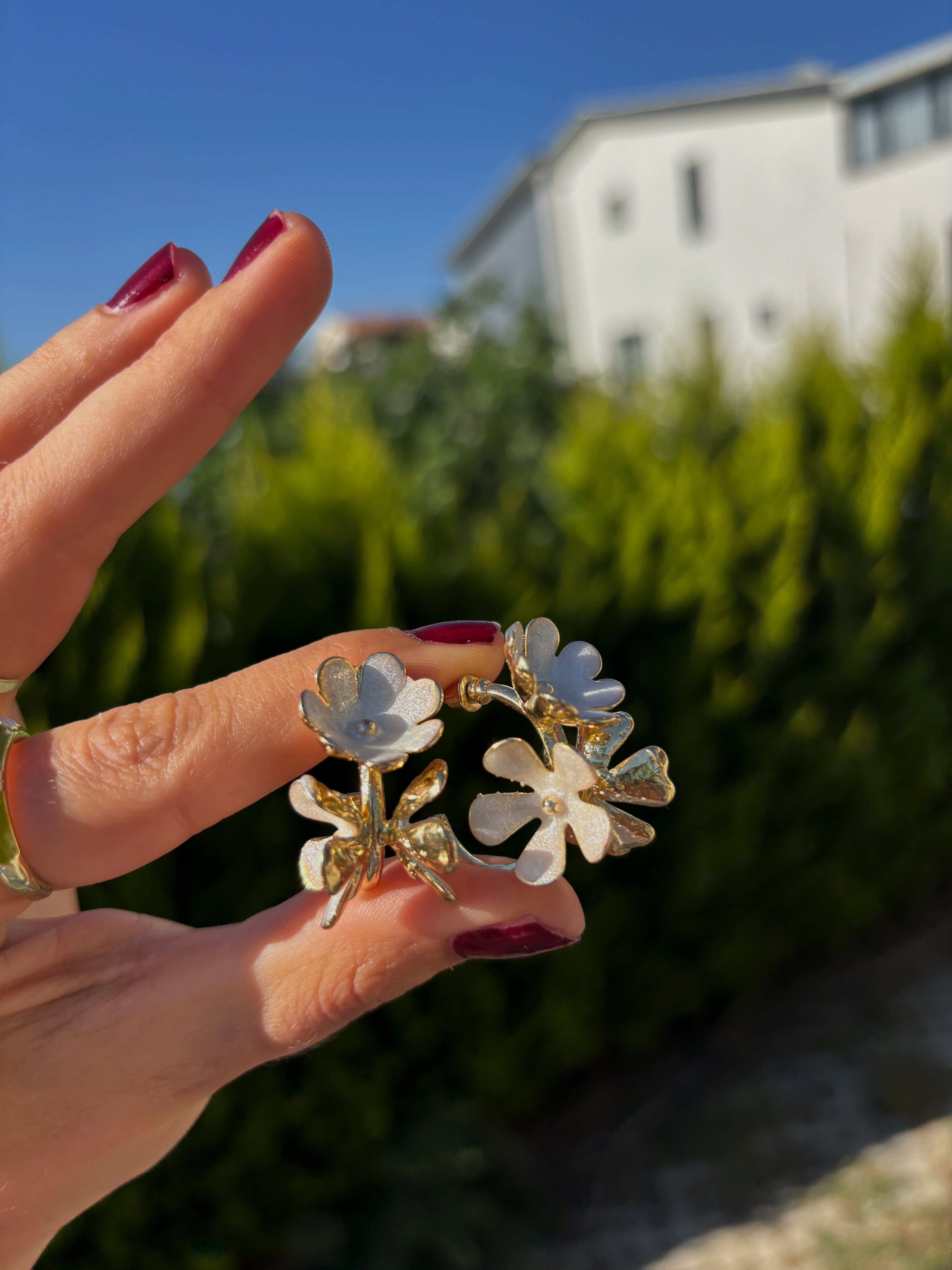 Floral Romance: Çiçek Bahçesi Tasarımlı Çelik Küpe