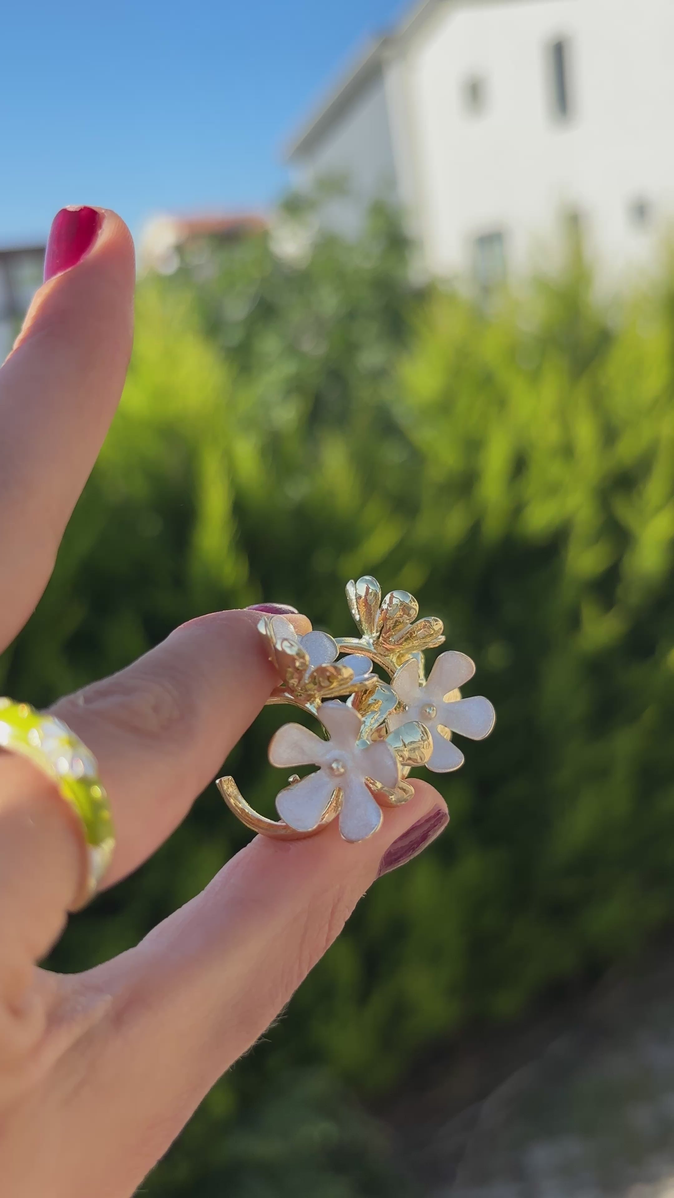Floral Romance: Çiçek Bahçesi Tasarımlı Çelik Küpe